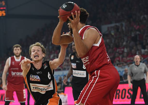 无论是凭借 无论是凭借